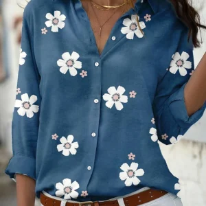 Chemise bleue à fleur blanche